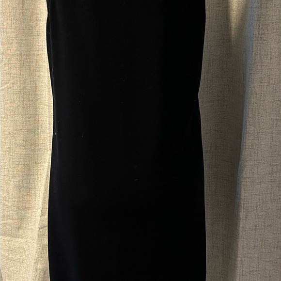Black at the knee sleeveless dress. - Picture 2 of 4